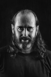 VÍCTOR MORATA: «La muerte siempre ha sido un tema recurrente en mis relatos. Pero no el único. Cada escrito es hijo de su tiempo. Y cada tiempo está sometido a las circunstancias de su creador. Cada palabra, al igual que la muerte, tiene su hora».